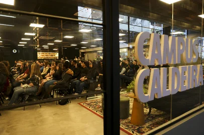 PORTO ALEGRE, RS, BRASIL, 11-08-2025: Aula inaugural do Geração Caldeira de 2025. O programa busca inserir jovens no mercado da inovação e tecnologia. 200 jovens participarão do programa ao longo de 4 meses. Foto: Camila Hermes/Agencia RBS<!-- NICAID(16099240) -->