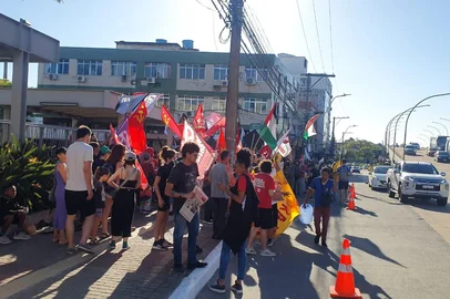 Protesto contra Trump e prisão de Maduro em frente ao consulado dos EUA. Algumas centenas de pessoas. Bloqueio na Assis Brasil X Bezerra de Menezes. EPTC  e BM no local. Trânsito fluindo bem na Assis Brasil, mesmo em meia pista ali.<!-- NICAID(16198449) -->