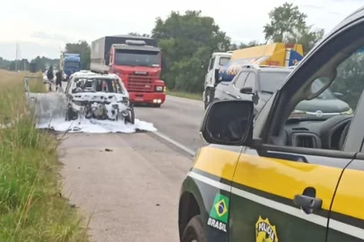 Carro com pane mecânica pega fogo na BR-116 em Turuçu, sul do Estado. 1/05/2026