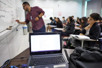 BrasÃ­lia (DF), 24/10/2024 - Professor do colÃ©gio Galois, Samuel Rbeiro Costa, em sala de aula com alunos na preparaÃ§Ã£o nos Ãºltimos dias antes da prova do Enem 2024.  Foto: JosÃ© Cruz/AgÃªncia Brasil<!-- NICAID(15968439) -->
