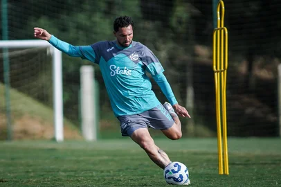 Treino do Juventude. Na foto, o atacante Gilberto.<!-- NICAID(16021926) -->