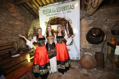CAXIAS DO SUL, RS, BRASIL, 11/11/2024. Festa das Colheitas: A Cultura Italiana Transformada Em Festa - Cartaz e tema da Festa das Colheitas são apresentados à comunidade caxiense, no museu de ambiência Casa de Pedra. As soberanas da Festa da Uva 2024, a rainha Lizandra Mello Chinali e as princesas Eduarda Ruzzarin Menezes (E) e Letícia de Carvalho, estavam presentes. (Porthus Junior/Agência RBS)<!-- NICAID(15911870) -->