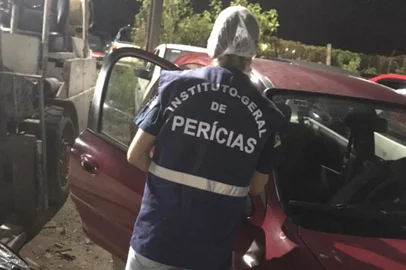 CANOAS, RS, BRASIL - Peritos trabalham em carro que teria envolvimento em caso de mulher esquartejada na Região Metropolitana. <!-- NICAID(14732542) -->