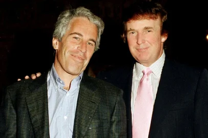 Jeffrey Epstein e Donald Trump em cena da série "Jeffre Epstein: Poder e Perversão" (2020), da Netflix<!-- NICAID(14604377) -->
