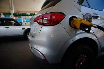 Porto Alegre, RS, Brasil- Motoristas encontram gasolina com preço de quase 6 reais após reajuste do valor dos combustíveis. Foto: Jonathan Heckler / Agencia RBS<!-- NICAID(15511739) -->