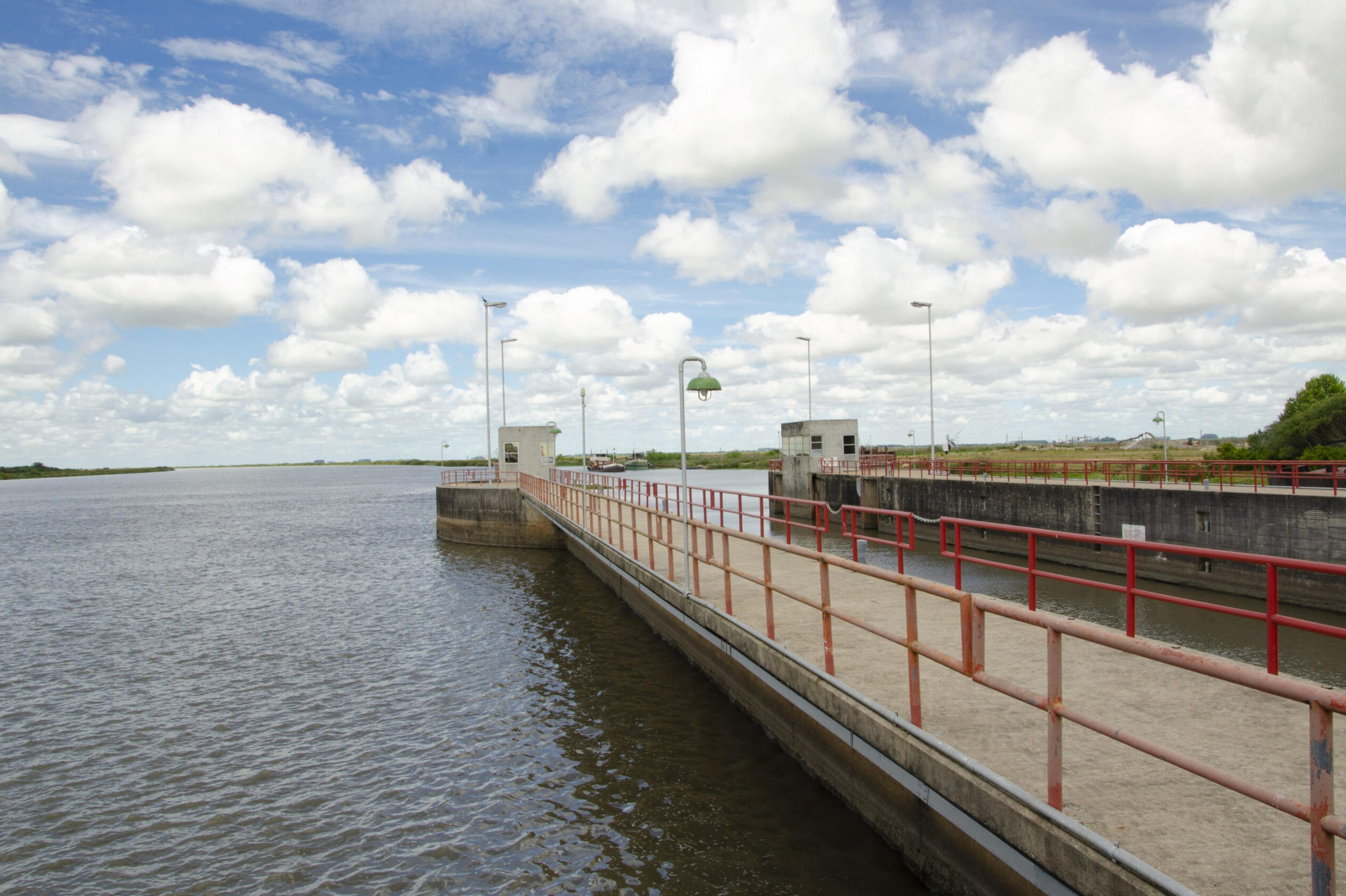 Opera&ccedil;&atilde;o de barragem eclusa &eacute; reduzida para conter avan&ccedil;o de &aacute;gua salgada em Pelotas