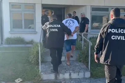 A Polícia Civil do Distrito Federal cumpriu, nesta quinta-feira (6.11.2025), prendeu dois homens no Rio Grande do Sul em uma operação de combate a uma quadrilha especializada em extorsão e fraudes pela internet. Foram alvos da ofensiva endereços em seis municípios gaúchos: Esteio e Sapucaia do Sul, na Região Metropolitana, Osório, Arroio do Sal, Tramandaí e Torres, no Litoral Norte. Também foi cumprida uma ordem judicial em Itapema, em Santa Catarina.<!-- NICAID(16161994) -->