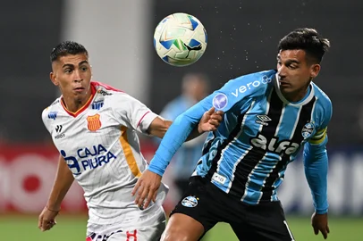 Atletico Grau's midfielder #08 Diego Soto and Gremio's Argentine midfielder #10 Franco Cristaldo fight for the ball during the Copa Sudamericana group stage football match between Peru's Atletico Grau and Brazil's Gremio at the Alejandro Villanueva stadium in Lima on May 7, 2025. (Photo by ERNESTO BENAVIDES / AFP)Editoria: SPOLocal: LimaIndexador: ERNESTO BENAVIDESSecao: soccerFonte: AFPFotógrafo: STF<!-- NICAID(16032534) -->