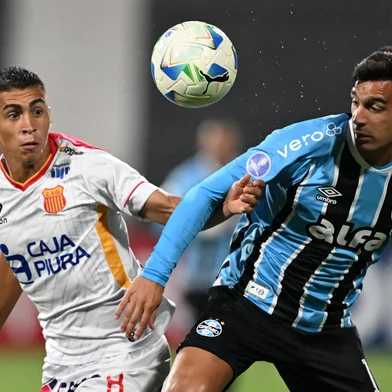 Atletico Grau's midfielder #08 Diego Soto and Gremio's Argentine midfielder #10 Franco Cristaldo fight for the ball during the Copa Sudamericana group stage football match between Peru's Atletico Grau and Brazil's Gremio at the Alejandro Villanueva stadium in Lima on May 7, 2025. (Photo by ERNESTO BENAVIDES / AFP)Editoria: SPOLocal: LimaIndexador: ERNESTO BENAVIDESSecao: soccerFonte: AFPFotógrafo: STF<!-- NICAID(16032534) -->