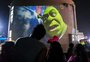 Um alento para as crianças abrigadas: voluntários organizam cinema ao ar livre em Porto Alegre