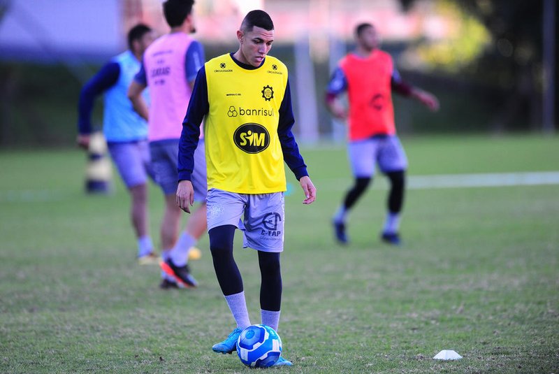 CAXIAS DO SUL, RS, BRASIL, 04/07/2023. Treino do Caxias no CT Baixada Rubra Vanderlei Bersaghi. O Caxias está disputando a série D do Campeonato Brasileiro. Na foto, novo reforço, atacante Minho. (Porthus Junior/Agência RBS)Indexador:                                 <!-- NICAID(15473571) -->