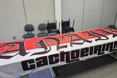Bandeira roubada e recuperada na torcida do Inter