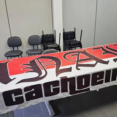 Bandeira roubada e recuperada na torcida do Inter