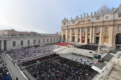 This photo taken and handout on January 5, 2023 by The Vatican Media shows Pope Francis celebrates the funeral mass of Pope Emeritus Benedict XVI at St. Peter's square in the Vatican, on January 5, 2023. (Photo by Handout / VATICAN MEDIA / AFP) / RESTRICTED TO EDITORIAL USE - MANDATORY CREDIT "AFP PHOTO / VATICAN MEDIA" - NO MARKETING - NO ADVERTISING CAMPAIGNS - DISTRIBUTED AS A SERVICE TO CLIENTS<!-- NICAID(15313164) -->
