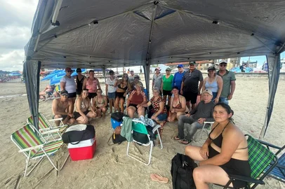 Grupo de agricultores em excursão do Vale do Rio Pardo na praia de Capão da Canoa