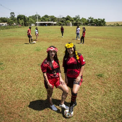 **FOTO EMBARGADA PARA MATÉRIA DO ESPORTE DESTE FINAL DE SEMANA**TENENTE PORTELA, RS, BRASIL - 2021.10.07 - O Time as Gurias do Yucumã é o primeiro a ter registros de atletas indígenas no Estado. Na foto: Giza Proença  e Claudinéia Ribeiro (Foto: ANDRÉ ÁVILA/ Agência RBS)<!-- NICAID(14909652) -->