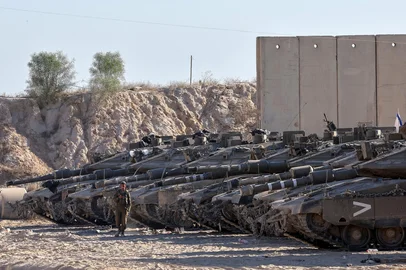 Israeli army tanks take position at the border between Israel and the Gaza Strip on May 29, 2025, amid the ongoing war between Israel and Palestinian militant movement Hamas. (Photo by Jack GUEZ / AFP)Editoria: WARLocal: Israel-Gaza BorderIndexador: JACK GUEZSecao: foreign aidFonte: AFPFotógrafo: STF<!-- NICAID(16048322) -->