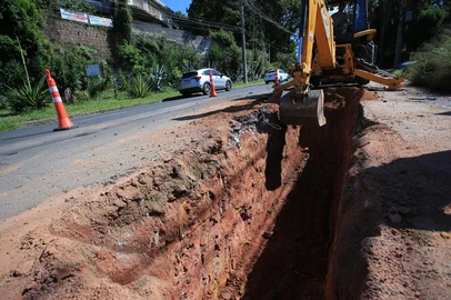 PORTO ALEGRE, RS, BRASIL, 18/03/2025-Obra do Dmae causa transtornos na Avenida Pinheiro Borda, Zona Sul de Porto Alegre. Foto: Ronaldo Bernardi / Agencia RBS<!-- NICAID(15997823) -->