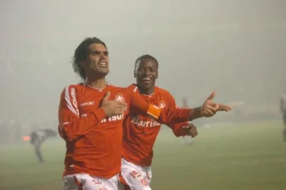 **Atenção, Somente a baixa resolução está disponível***** Valdir Friolin - Inter 5 ***Jogo Internacional X Libertad no estádio Beira Rio valendo uma vaga na final da Copa Libertadores da América 2006. Ontem o São Paulo venceu o Chivas por 3 a 0 no Morumbi já garantiu presença na final do campeonato.Fernandão comemora o seu gol seguido do colega Renteria. O Inter vence por 2 a 0 e está na final do campeonato.<!-- NICAID(2761130) -->