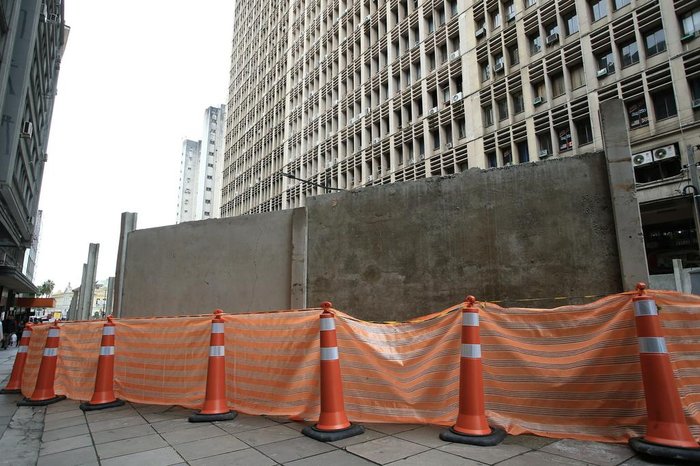 Muros de concreto têm cerca de dois metros de altura