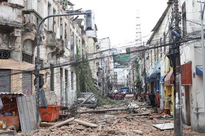 PRÉDIO DESABA NA RUA SENADOR POMPEU, NO CENTRO DO RIO, NESTA QUINTA-FEIRA (20).RJ - PRÉDIO/DESABAMENTO/CENTRO - CIDADES - Prédio desaba na Rua Senador Pompeu, no Centro do Rio, nesta quinta-feira (20). 20/03/2025 - Foto: PEDRO TEIXEIRA/AGÊNCIA O DIA/AGÊNCIA O DIA/ESTADÃO CONTEÚDOEditoria: CIDADESLocal: RIO DE JANEIROIndexador: PEDRO TEIXEIRAFonte: Agência O DiaFotógrafo: AGÊNCIA O DIA<!-- NICAID(16000004) -->