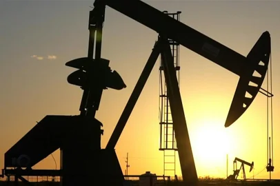 Os preços do barril de petróleo tiveram forte desvalorização nesta terça-feira.Um dos motivos é o crescente temor de uma recessão global.O petróleo tipo Brent para entrega em setembro caiu 9,45% e fechou cotado a US$ 102 dólares o barril em Londres. Enquanto isso, o West Texas Intermediate de agosto derreteu 8,23%, para 99,5 dólares em Nova York.Esse é o menor valor desde 11 de maio.O produto teve uma forte alta desde o início da guerra na Ucrânia em fevereiro.Segundo analistas, há muita preocupação com uma possível recessão e com o fato de a China ter imposto testes em massa de covid". O Ministério da Saúde chinês registrou 335 novos casos positivos de coronavírus no país na terça-feira, e as autoridades lançaram uma nova série de testes obrigatórios na maioria dos distritos de Xangai.Isso levanta preocupações de que a demanda de petróleo da China possa enfraquecer". No Brasil as ações da Petrobras e de outras petroleiras tiveram forte queda na Bolsa de Valores.<!-- NICAID(15159018) -->