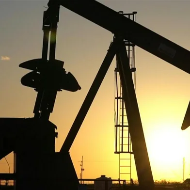 Os preços do barril de petróleo tiveram forte desvalorização nesta terça-feira.Um dos motivos é o crescente temor de uma recessão global.O petróleo tipo Brent para entrega em setembro caiu 9,45% e fechou cotado a US$ 102 dólares o barril em Londres. Enquanto isso, o West Texas Intermediate de agosto derreteu 8,23%, para 99,5 dólares em Nova York.Esse é o menor valor desde 11 de maio.O produto teve uma forte alta desde o início da guerra na Ucrânia em fevereiro.Segundo analistas, há muita preocupação com uma possível recessão e com o fato de a China ter imposto testes em massa de covid". O Ministério da Saúde chinês registrou 335 novos casos positivos de coronavírus no país na terça-feira, e as autoridades lançaram uma nova série de testes obrigatórios na maioria dos distritos de Xangai.Isso levanta preocupações de que a demanda de petróleo da China possa enfraquecer". No Brasil as ações da Petrobras e de outras petroleiras tiveram forte queda na Bolsa de Valores.<!-- NICAID(15159018) -->
