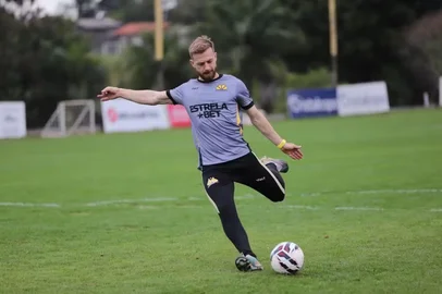 O lateral-esquerdo Marcelo Hermes vai defender o Juventude até o restante da temporada por meio de empréstimo. <!-- NICAID(16065335) -->