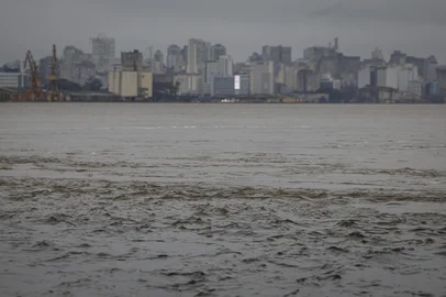 PORTO ALEGRE, RS, Brasil, 29-06-2025: Mau tempo mantém Guaíba em nível de alerta em Porto Alegre. Instabilidade sobre grande parte do Estado exige atenção em relação ao nível dos rios. Foto: Mateus Bruxel/Agência RBSIndexador: MATEUS BRUXEL<!-- NICAID(16069715) -->