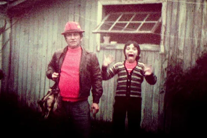 Caçada “na Jaquirana”: Carlos Henrique Iotti e o pai, Silvestre Iotti, no início dos anos 1970.<!-- NICAID(15553484) -->