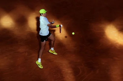 Brazils Joao Fonseca returns the ball to Denmarks Elmer Moller during their 2025 ATP Tour Madrid Open tennis tournament first round singles match at the Caja Magica in Madrid, on April 24, 2025. (Photo by Thomas COEX / AFP)Editoria: SPOLocal: MadridIndexador: THOMAS COEXSecao: tennisFonte: AFPFotógrafo: STF<!-- NICAID(16023479) -->