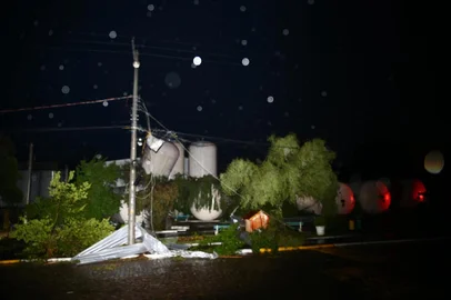 Localidade de Alfredo Chaves, em Flores da Cunha, tem destelhamentos e estragos após chuva e vento<!-- NICAID(16182993) -->