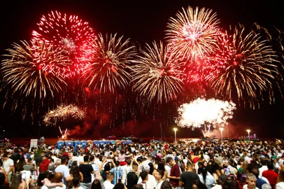 Celebração da chegada de 2024 na orla do Guaíba, em Porto Alegre, ao lado da Usina do Gasômetro.Fotógrafo: Jonathan Heckler/Agencia RBS<!-- NICAID(15638496) -->