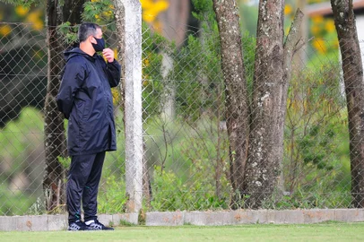 CAXIAS DO SUL, RS, BRASIL, 18/02/2021. jogo-treino Juventude 1 x 0 Próspera-SC, preparação para o Campeonato Gaúcho 2021. Na foto, técnico Marquinhos Santos, do Ju. (Porthus Junior/Agência RBS)Indexador: Porthus Junior                  <!-- NICAID(14717807) -->