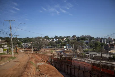 Porto Alegre, RS, Brasil - Duplicação da Avenida Tronco atrasa novamente. Muitos homens e máquinas tentam acelerar obra que está muito atrasada e irá atrasar mais ainda.Indexador: Jeff Botega<!-- NICAID(15405562) -->