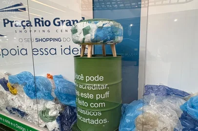 Laura Cosme / Grupo RBS Puff produzido com sacola plástica<!-- NICAID(16346252) -->