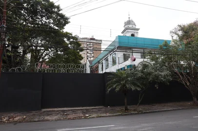 PORTO ALEGRE, RS, BRASIL, 30-06-2025: Novo prédio deve ser construído na esquina da av. 24 de Outubro com a rua Silva Jardim. Terrenos da gráfica D-21 e da petshop Mundo Animal já estão cercados por altos tapumes. Foto: Jonathan Heckler/Agência RBS<!-- NICAID(16070138) -->