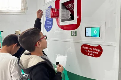 O município de Dom Pedrito é mais um a aderir ao projeto Recicle o Bem, Faça o Bem. A iniciativa ensina crianças e adolescentes sobre separação e descarte correto do lixo a partir de um programa de troca de resíduos por materiais escolares. Em um ecoponto, os estudantes depositam materiais recicláveis e somam pontos, que podem ser revertidos em mochila, estojo, bola ou tênis.<!-- NICAID(15868001) -->