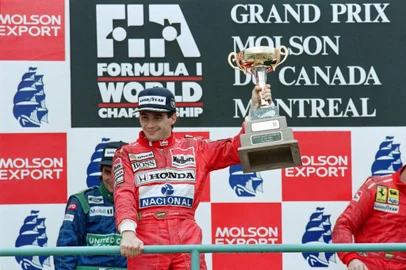 Brazilian Formula One driver Ayrton Senna holds the winner's trophy following his victory in the Canadian Grand Prix on June 10, 1990. (Photo by Jerome DELAY / AFP)Editoria: SPOLocal: MontrealIndexador: JEROME DELAYSecao: motor racingFonte: AFPFotógrafo: STF<!-- NICAID(15748064) -->