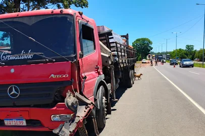 Leandro Rodrigues / Agencia RBS Uma carga de tijolos que estava em um caminhão virou sobre uma moto na manhã desta segunda-feira (10) na RS-118, em Gravataí. A carga atingiu duas pessoas que estavam na motocicleta, que morreram. Um homem e uma mulher são as vítimas. A identidade delas não foi informada.<!-- NICAID(16164200) -->
