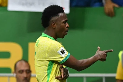 Brazil's forward #07 Vinicius Jr celebrates after scoring during the 2026 FIFA World Cup South American qualifiers football match between Brazil and Colombia, at the Mane Garrincha stadium in Brasilia, on March 20, 2025. (Photo by EVARISTO SA / AFP)Editoria: SPOLocal: BrasíliaIndexador: EVARISTO SASecao: soccerFonte: AFPFotógrafo: STF<!-- NICAID(16000291) -->