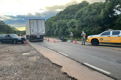 Rebecca Mistura / Agencia RBS Mulher morre em acidente entre moto e caminhonete na RS-153 em Passo Fundo