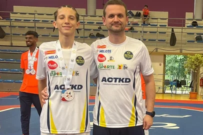Victor Gabriel (E), junto com o técnico Daniel Brisoto, da ACTKD, de Caxias do Sul, brilhou na categoria Cadete até 45 kg, e conquistou o bronze na França Solidarity's Open, competição G1 e importante evento internacional de Taekwondo.<!-- NICAID(16075035) -->