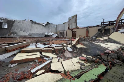 Após ciclone, Flores da Cunha registra 60 casas atingidas e mais de cinco mil moradores sem luz; reforço estadual amplia atuação da Defesa Civil.<!-- NICAID(16183124) -->