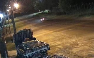 Motociclista morre ao colidir em carro na RS-020, em Gravataí<!-- NICAID(16210833) -->