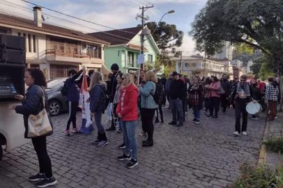 Cerca de 100 servidores municipais realizaram uma caminhada por ruas centrais de Caxias do Sul na manhã desta quarta-feira. O ato faz parte do dia de paralisação da categoria por conta do impasse na negociação salarial.<!-- NICAID(15443157) -->
