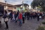 Cerca de 100 servidores municipais realizaram uma caminhada por ruas centrais de Caxias do Sul na manhã desta quarta-feira. O ato faz parte do dia de paralisação da categoria por conta do impasse na negociação salarial.<!-- NICAID(15443157) -->