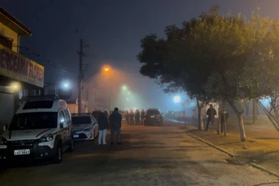 Após 12 horas de cerco da Polícia Civil e Brigada Militar, o policial militar aposentado de 54 anos se rendeu e foi detido por suspeita de violência doméstica em Santa Maria. A ocorrência que começou com mandado de busca e apreensão e afastamento do lar no começo da noite de domingo (15), terminou na manhã desta segunda-feira (16).<!-- NICAID(16060586) -->