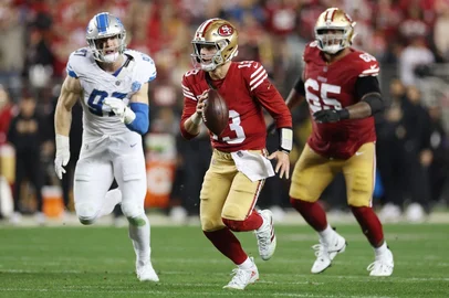 Brock Purdy consegue boa corrida para ganhar jardas contra os Lions.