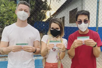Sandy, Junior e Lucas Lima são vacinados contra covid-19<!-- NICAID(14837546) -->